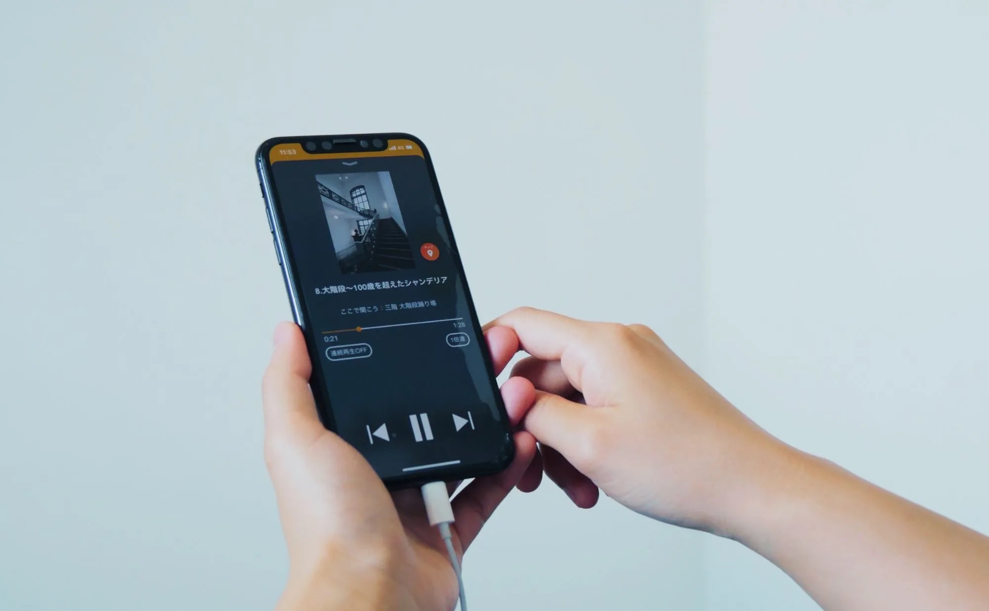 スマホで音声ガイドを操作する手元